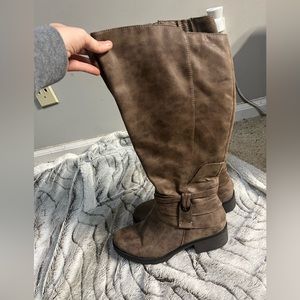 Women’s size 7 1/2 mid calf brown winter boots great condition